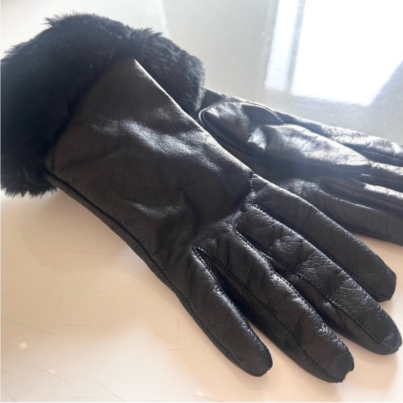 Elegant Black Real Leather Gloves with Fur Trim - Picture 5 of 5